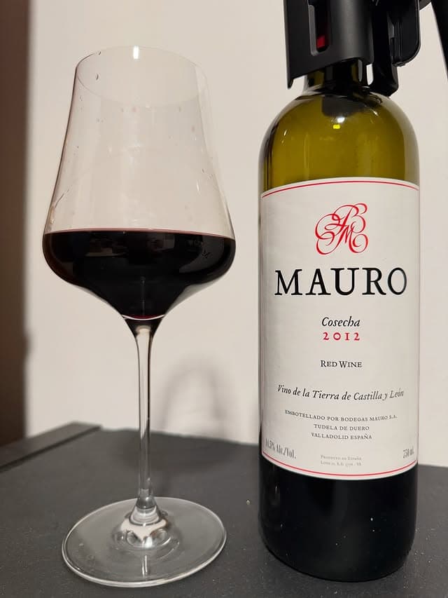 Mesa de restaurante con vino
